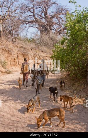 Eine Gruppe von Jägern, die Hadza, oder Hadzabe - sind eine indigene ethnische Gruppe in Nord-Zentral-Tansania Stockfoto