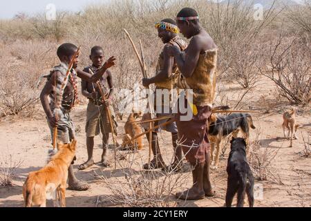 Eine Gruppe von Jägern, die Hadza, oder Hadzabe - sind eine indigene ethnische Gruppe in Nord-Zentral-Tansania Stockfoto