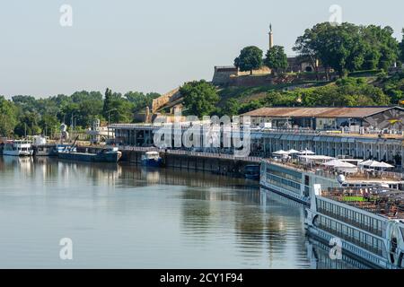 Belgrad / Serbien - 30. Juni 2019: Fahrgastschiffe und Flussboote dockten im Hafen von Belgrad am Fluss Sava an, mit Belgrader Festung (Kalemegdan) Stockfoto