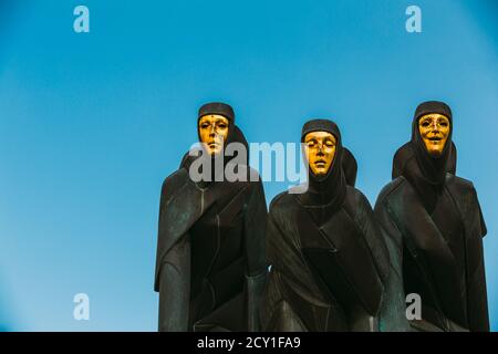 Vilnius, Litauen, Osteuropa. Nahaufnahme Der Schwarzen Skulptur Der Drei Musen An Der Fassade Des Litauischen Nationaltheaters, Haupteingang Stockfoto