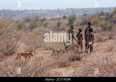 Eine Gruppe von Jägern, die Hadza, oder Hadzabe - sind eine indigene ethnische Gruppe in Nord-Zentral-Tansania Stockfoto