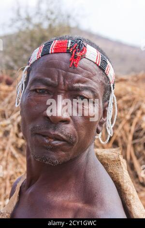 Porträt eines Hadza-Mannes, der Hadza oder Hadzabe - sind eine indigene ethnische Gruppe in Nord-Zentral-Tansania Stockfoto