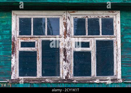 fenster eines alten schäbigen Holzhauses Stockfoto