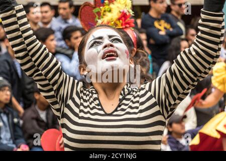 Ambato, Ecuador - Mar 15, 2015 - Mime führt für das Publikum beim Karneval Parade Stockfoto