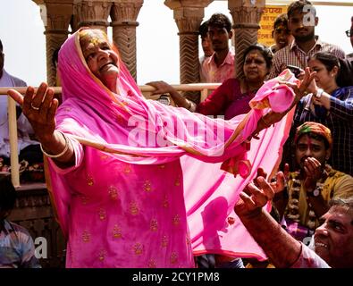 Barsana, Indien, Holi Festival, 23.Februar 2018 - alte Frau mit nur einem Zahn Tänze an Indian Holi Festival Stockfoto