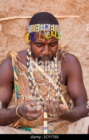 Die Hadza, oder Hadzabe - sind eine indigene ethnische Gruppe in Nord-Zentral-Tansania Stockfoto