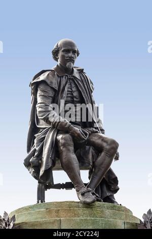 Stratford-upon-Avon, Warwickshire, England. Statue des Dramatikers und Dichters William Shakespeare, 1564 - 1616 , ein Werk des Bildhauers Lord Ronald Gower, 1 Stockfoto