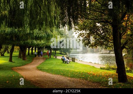 Stratford-upon-Avon, Warwickshire, England. Entspannung im Park am Fluss Avon. Stockfoto