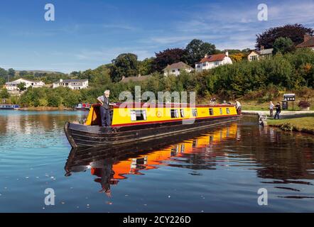 Llangollen, Denbighshire, Wales, Vereinigtes Königreich. Boote auf dem Llangollen-kanal. Diese Fertigkeit, bekannt als narrowboats, wurden speziell für Th konzipiert Stockfoto