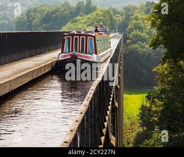 Llangollen, Denbighshire, Wales, Vereinigtes Königreich. Das dreihundert Meter lange Aquädukt Pontcysyllte, das den Llangollen Kanal über die De führt Stockfoto