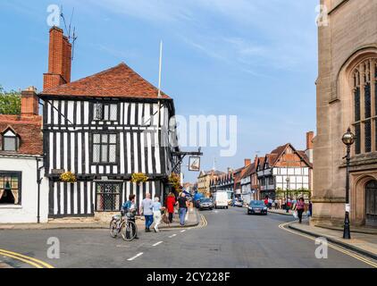 Stratford-upon-Avon, Warwickshire, England. Ecke Chapel Street und Scholars Lane. Typische Straßenszene. Stockfoto