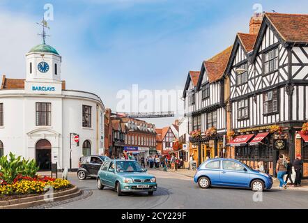 Stratford-upon-Avon, Warwickshire, England. Typische Geschäfte in der Henley Street, einschließlich Tudor-Stil Holzhäuser. Stockfoto