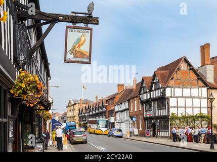 Stratford-upon-Avon, Warwickshire, England. Chapel Street. Typische Straßenszene mit Holzhäusern im Tudor-Stil. Stockfoto