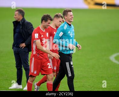 Allianz Arena München Deutschland 30.09.20, Fußball: Deutsches SUPERCUP-FINALE 2020/2021, FC Bayern München (FCB, rot) gegen Borussia Dortmund (BVB, gelb) 3:2 – von links: Hans-Dieter Flick (FC Bayern München), Thomas Müller (FC Bayern München), Torwart Alexander Nübel (Bayern München) Foto: Bernd Feil/M.i.S./Pool/via Kolvenbach nur zur redaktionellen Verwendung! Die DFL-Vorschriften verbieten die Verwendung von Fotos als Bildsequenzen und/oder quasi-Video. Nationale und internationale Nachrichtenagenturen AUS. Stockfoto