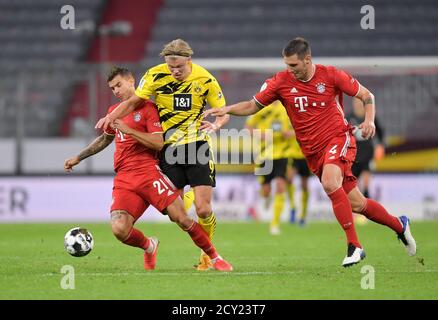 Allianz Arena München Deutschland 30.09.20, Fußball: Deutsches SUPERCUP-FINALE 2020/2021, FC Bayern München (FCB, rot) gegen Borussia Dortmund (BVB, gelb) 3:2 – von links: Lucas Hernandez (Bayern München), Erling Haaland (Borussia Dortmund) und Niklas Süle (Bayern München) Foto: Bernd Feil/M.i.S./Pool/via Kolvenbach nur für redaktionelle Verwendung! Die DFL-Vorschriften verbieten die Verwendung von Fotos als Bildsequenzen und/oder quasi-Video. Nationale und internationale Nachrichtenagenturen AUS. Stockfoto