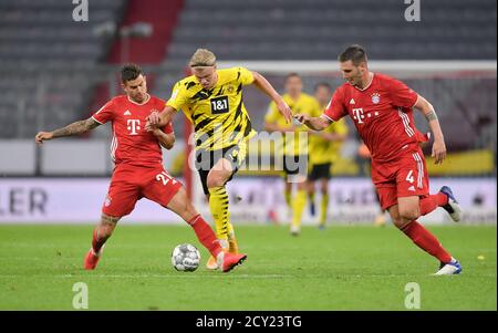 Allianz Arena München Deutschland 30.09.20, Fußball: Deutsches SUPERCUP-FINALE 2020/2021, FC Bayern München (FCB, rot) gegen Borussia Dortmund (BVB, gelb) 3:2 – von links: Lucas Hernandez (Bayern München), Erling Haaland (Borussia Dortmund) und Niklas Süle (Bayern München) Foto: Bernd Feil/M.i.S./Pool/via Kolvenbach nur für redaktionelle Verwendung! Die DFL-Vorschriften verbieten die Verwendung von Fotos als Bildsequenzen und/oder quasi-Video. Nationale und internationale Nachrichtenagenturen AUS. Stockfoto