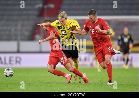 Allianz Arena München Deutschland 30.09.20, Fußball: Deutsches SUPERCUP-FINALE 2020/2021, FC Bayern München (FCB, rot) gegen Borussia Dortmund (BVB, gelb) 3:2 – von links: Lucas Hernandez (Bayern München), Erling Haaland (Borussia Dortmund) und Niklas Süle (Bayern München) Foto: Bernd Feil/M.i.S./Pool/via Kolvenbach nur für redaktionelle Verwendung! Die DFL-Vorschriften verbieten die Verwendung von Fotos als Bildsequenzen und/oder quasi-Video. Nationale und internationale Nachrichtenagenturen AUS. Stockfoto