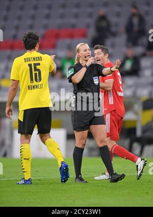 Allianz Arena München Deutschland 30.09.20, Fußball: Deutsches SUPERCUP-FINALE 2020/2021, FC Bayern München (FCB, rot) gegen Borussia Dortmund (BVB, gelb) 3:2 – von links: Mats Hummels (Borussia Dortmund), Schiedsrichter Bibiana Steinhaus, Robert Lewandowski (Bayern München) Foto: Bernd Feil/M.i.S./Pool/via Kolvenbach nur für redaktionelle Verwendung! Die DFL-Vorschriften verbieten die Verwendung von Fotos als Bildsequenzen und/oder quasi-Video. Nationale und internationale Nachrichtenagenturen AUS. Stockfoto