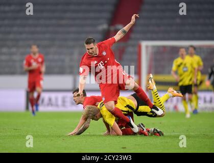 Allianz Arena München Deutschland 30.09.20, Fußball: Deutsches SUPERCUP-FINALE 2020/2021, FC Bayern München (FCB, rot) gegen Borussia Dortmund (BVB, gelb) 3:2 – Lucas Hernandez (Bayern München) gegen Erling Haaland (Borussia Dortmund) und Niklas Süle (Bayern München) Foto: Bernd Feil/M.i.S./Pool/via Kolvenbach nur für redaktionelle Verwendung! Die DFL-Vorschriften verbieten die Verwendung von Fotos als Bildsequenzen und/oder quasi-Video. Nationale und internationale Nachrichtenagenturen AUS. Stockfoto