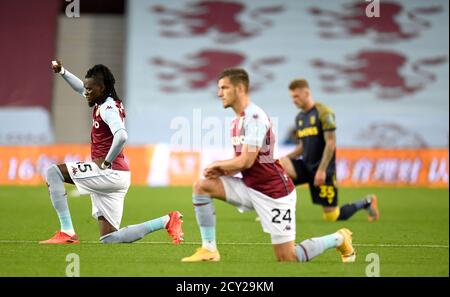 Bertrand Traore von Aston Villa (links) und Frederic Guilbert unterstützen die Bewegung Black Lives Matter beim vierten Carabao Cup-Spiel in Villa Park, Birmingham. Stockfoto