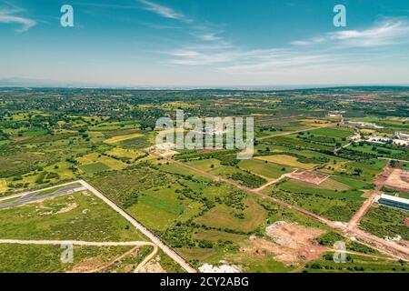 Luftaufnahme von oben Foto von landwirtschaftlichen Gebieten in der Nähe der Stadt Zentrieren Stockfoto