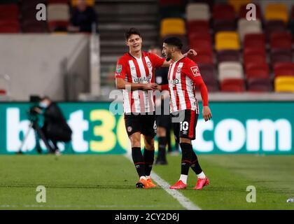 Brentford Community Stadium, London, Großbritannien. Oktober 2020. English Football League Cup, Carabao Cup Fußball, Brentford FC gegen Fulham; sagte Benrahma von Brentford feiert mit Christian Norgaard nach erzielte seine Seiten 3. Tor in der 77. Minute, um es 3-0 Credit: Action Plus Sports/Alamy Live News Stockfoto