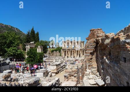 Ruinen der Bibliothek von Celsus in der antiken griechischen Stadt Ephesus oder Efes an der Küste von Ionia in der Provinz Izmir, Türkei im Sommer Tag. Stockfoto