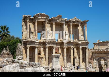 Ruinen der Bibliothek von Celsus in der antiken griechischen Stadt Ephesus oder Efes an der Küste von Ionia in der Provinz Izmir, Türkei im Sommer Tag. Stockfoto