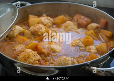 Traditionelle Kürbis-Kubbe-Suppe, ein berühmtes Suppengericht aus dem Nahen Osten, gekocht in einem Topf Stockfoto