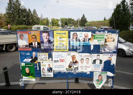 Bukarest, Rumänien - 24. September 2020: Wahlplakat mit Kandidaten für die Kommunalwahlen in Bukarest. Stockfoto
