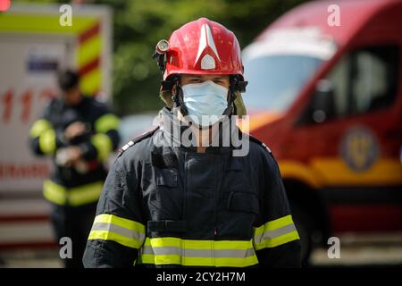 Bukarest, Rumänien - 14. September 2020: Rumänische Feuerwehrleute nehmen an einer Outdoor-Veranstaltung Teil. Stockfoto