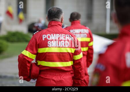 Bukarest, Rumänien - 14. September 2020: Rumänische Feuerwehrleute nehmen an einer Outdoor-Veranstaltung Teil. Stockfoto