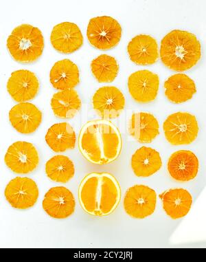 Frische Orangenscheiben und getrocknete Orangenscheiben auf weißem Hintergrund. Stockfoto