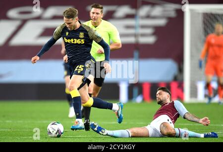 Nick Powell von Stoke City (links) und Henri Lansbury von Aston Villa kämpfen beim vierten Lauf des Carabao Cup in Villa Park, Birmingham, um den Ball. Stockfoto