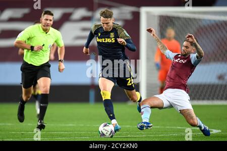 Nick Powell von Stoke City (links) und Henri Lansbury von Aston Villa kämpfen beim vierten Lauf des Carabao Cup in Villa Park, Birmingham, um den Ball. Stockfoto