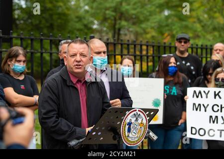 01. Oktober 2020: Michael Reilly, Mitglied der New Yorker State Assembly, spricht mit dem New Yorker Stadtrat Joseph C. Borelli, Distrikt 51, als sie beginnen, eine Klage zu organisieren, um Schulen wieder zu eröffnen, während Eltern gegen Bürgermeister Bill de Blasio (nicht abgebildet) und NYC Schulkanzler Richard A. Carranza protestieren (Nicht abgebildet) Plan für das öffentliche Schulsystem von NYC in Staten Island, New York. Obligatorische Gutschrift: Kostas Lymperopoulos/CSM Stockfoto