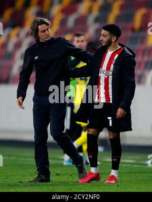 Brentford-Manager Thomas Frank (links) grüßt, sagte Benrahma nach der letzten Pfeife während des Carabao Cup vierten Runde Spiel im Brentford Community Stadium, London. Stockfoto