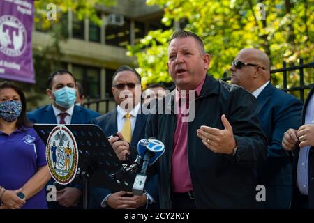 01. Oktober 2020: Michael Reilly, Mitglied der New Yorker State Assembly, spricht mit dem New Yorker Stadtrat Joseph C. Borelli, Distrikt 51, als sie beginnen, eine Klage zu organisieren, um Schulen wieder zu eröffnen, während Eltern gegen Bürgermeister Bill de Blasio (nicht abgebildet) und NYC Schulkanzler Richard A. Carranza protestieren (Nicht abgebildet) Plan für das öffentliche Schulsystem von NYC in Staten Island, New York. Obligatorische Gutschrift: Kostas Lymperopoulos/CSM Stockfoto