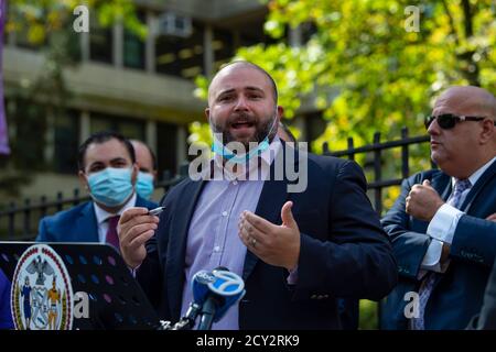 01. Oktober 2020: Distrikt 51 New York City Council Mitglied Joseph C. Borelli spricht zusammen mit New York State Assembly Mitglied Michael Reilly, als sie beginnen, eine Klage zu organisieren, um Schulen wieder zu öffnen, als Eltern protestieren Bürgermeister Bill de Blasio (nicht abgebildet) und NYC School Chancellor Richard A. Carranza (Nicht abgebildet) Plan für das öffentliche Schulsystem von NYC in Staten Island, New York. Obligatorische Gutschrift: Kostas Lymperopoulos/CSM Stockfoto