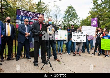 01. Oktober 2020: Michael Reilly, Mitglied der New Yorker State Assembly, spricht mit dem New Yorker Stadtrat Joseph C. Borelli, Distrikt 51, als sie beginnen, eine Klage zu organisieren, um Schulen wieder zu eröffnen, während Eltern gegen Bürgermeister Bill de Blasio (nicht abgebildet) und NYC Schulkanzler Richard A. Carranza protestieren (Nicht abgebildet) Plan für das öffentliche Schulsystem von NYC in Staten Island, New York. Obligatorische Gutschrift: Kostas Lymperopoulos/CSM Stockfoto