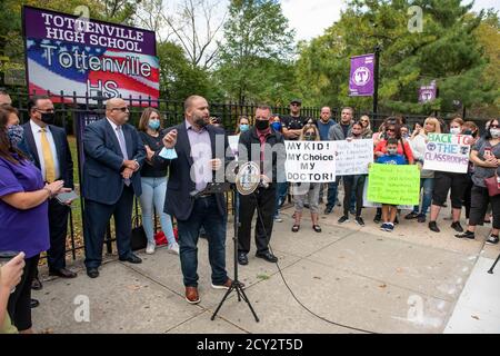 01. Oktober 2020: Distrikt 51 New York City Council Mitglied Joseph C. Borelli spricht zusammen mit New York State Assembly Mitglied Michael Reilly, als sie beginnen, eine Klage zu organisieren, um Schulen wieder zu öffnen, als Eltern protestieren Bürgermeister Bill de Blasio (nicht abgebildet) und NYC School Chancellor Richard A. Carranza (Nicht abgebildet) Plan für das öffentliche Schulsystem von NYC in Staten Island, New York. Obligatorische Gutschrift: Kostas Lymperopoulos/CSM Stockfoto