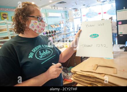 Hatboro, Usa. Oktober 2020. Kathleen Romano Lochel schreibt die morgendliche Zählung auf einem Blatt für Social Media die Bäckerei, während sie Wahlkekse machen, um als Teil ihrer Umfrage verkauft zu werden Donnerstag, 01. Oktober 2020 in Lochel's Bäckerei in Hatboro, Pennsylvania. Jedes verkaufte Cookie zählt für eine Stimme für einen Kandidaten, Trump oder Biden. Im Moment führte Trump Biden am Donnerstag um 600 Punkte an. In vergangenen Wahlen, die Umfrage hat erfolgreich vorhergesagt, der Gewinner, Kredit: William Thomas Cain/Alamy Live News Stockfoto