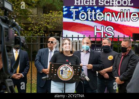 01. Oktober 2020: Ein Student spricht als Mitglied der New York State Assembly Michael Reilly und Distrikt 51 New York City Council Mitglied Joseph C. Borelli schauen auf, wie sie beginnen, eine Klage zu organisieren, um Schulen wieder zu öffnen, als Eltern protestieren Bürgermeister Bill de Blasio (nicht abgebildet) Und der New Yorker Schulkanzler Richard A. Carranza (nicht abgebildet) plant das öffentliche Schulsystem in New York in Staten Island. Obligatorische Gutschrift: Kostas Lymperopoulos/CSM Stockfoto