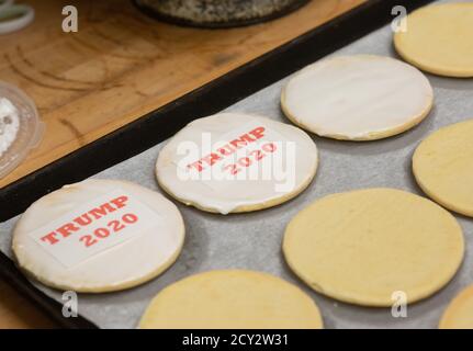 Hatboro, Usa. Oktober 2020. Halbfertige Trump-Kekse warten auf die Vereisung durch einen Mitarbeiter in Lochel's Bakery in Hatboro, Pennsylvania. Jedes verkaufte Cookie zählt für eine Stimme für einen Kandidaten, Trump oder Biden. Im Moment führte Trump Biden am Donnerstag um 600 Punkte an. In vergangenen Wahlen, die Umfrage hat erfolgreich vorhergesagt, der Gewinner, Kredit: William Thomas Cain/Alamy Live News Stockfoto