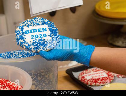 Hatboro, Usa. Oktober 2020. Trish Cirino macht einen Biden Cookie, der im Rahmen ihrer Umfrage am Donnerstag, 01. Oktober 2020 in Lochel's Bakery in Hatboro, Pennsylvania verkauft werden soll. Jedes verkaufte Cookie zählt für eine Stimme für einen Kandidaten, Trump oder Biden. Im Moment führte Trump Biden am Donnerstag um 600 Punkte an. In vergangenen Wahlen, die Umfrage hat erfolgreich vorhergesagt, der Gewinner, Kredit: William Thomas Cain/Alamy Live News Stockfoto