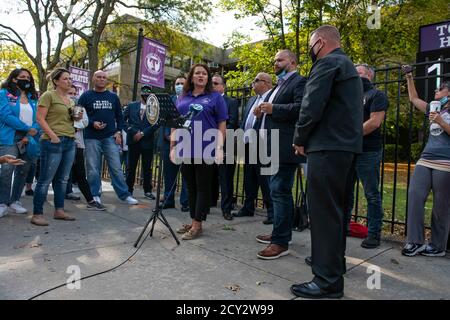 01. Oktober 2020: Der Leiter der Tottenville High School PTA spricht als New York State Assembly Mitglied Michael Reilly und District 51 New York City Council Mitglied Joseph C. Borelli schauen auf mit Eltern protestieren Bürgermeister Bill de Blasio (nicht abgebildet) und NYC School Chancellor Richard A. Carranza (nicht abgebildet) Plan für das öffentliche Schulsystem von NYC in Staten Island, New York. Obligatorische Gutschrift: Kostas Lymperopoulos/CSM Stockfoto