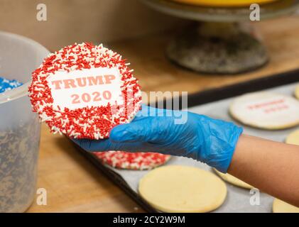 Hatboro, Usa. Oktober 2020. Trish Cirino macht ein Trump-Cookie im Rahmen ihrer Umfrage am Donnerstag, 01. Oktober 2020 in Lochel's Bakery in Hatboro, Pennsylvania verkauft werden. Jedes verkaufte Cookie zählt für eine Stimme für einen Kandidaten, Trump oder Biden. Im Moment führte Trump Biden am Donnerstag um 600 Punkte an. In vergangenen Wahlen, die Umfrage hat erfolgreich vorhergesagt, der Gewinner, Kredit: William Thomas Cain/Alamy Live News Stockfoto