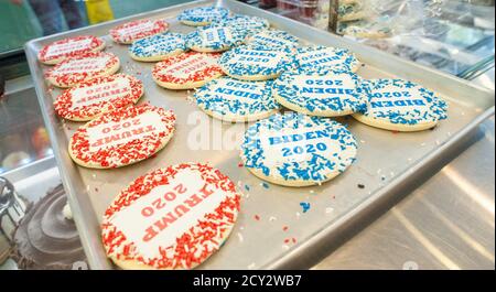 Hatboro, Usa. Oktober 2020. Biden und Trump-Cookies warten darauf, als Teil ihrer Umfrage am Donnerstag, den 01. Oktober 2020 in Lochel's Bakery in Hatboro, Pennsylvania, verkauft zu werden. Jedes verkaufte Cookie zählt für eine Stimme für einen Kandidaten, Trump oder Biden. Im Moment führte Trump Biden am Donnerstag um 600 Punkte an. In vergangenen Wahlen, die Umfrage hat erfolgreich vorhergesagt, der Gewinner, Kredit: William Thomas Cain/Alamy Live News Stockfoto