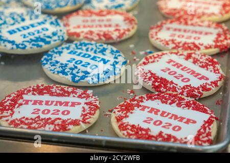 Hatboro, Usa. Oktober 2020. Biden und Trump-Cookies warten darauf, als Teil ihrer Umfrage am Donnerstag, den 01. Oktober 2020 in Lochel's Bakery in Hatboro, Pennsylvania, verkauft zu werden. Jedes verkaufte Cookie zählt für eine Stimme für einen Kandidaten, Trump oder Biden. Im Moment führte Trump Biden am Donnerstag um 600 Punkte an. In vergangenen Wahlen, die Umfrage hat erfolgreich vorhergesagt, der Gewinner, Kredit: William Thomas Cain/Alamy Live News Stockfoto