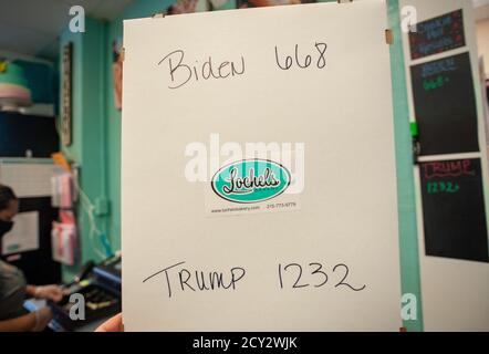 Hatboro, Usa. Oktober 2020. Die Zählung für Donnerstagmorgen der Wahlkekse, die als Teil ihrer Umfrage am Donnerstag, 01. Oktober 2020 in Lochel's Bakery in Hatboro, Pennsylvania, verkauft werden. Jedes verkaufte Cookie zählt für eine Stimme für einen Kandidaten, Trump oder Biden. Im Moment führte Trump Biden am Donnerstag um 600 Punkte an. In vergangenen Wahlen, die Umfrage hat erfolgreich vorhergesagt, der Gewinner, Kredit: William Thomas Cain/Alamy Live News Stockfoto